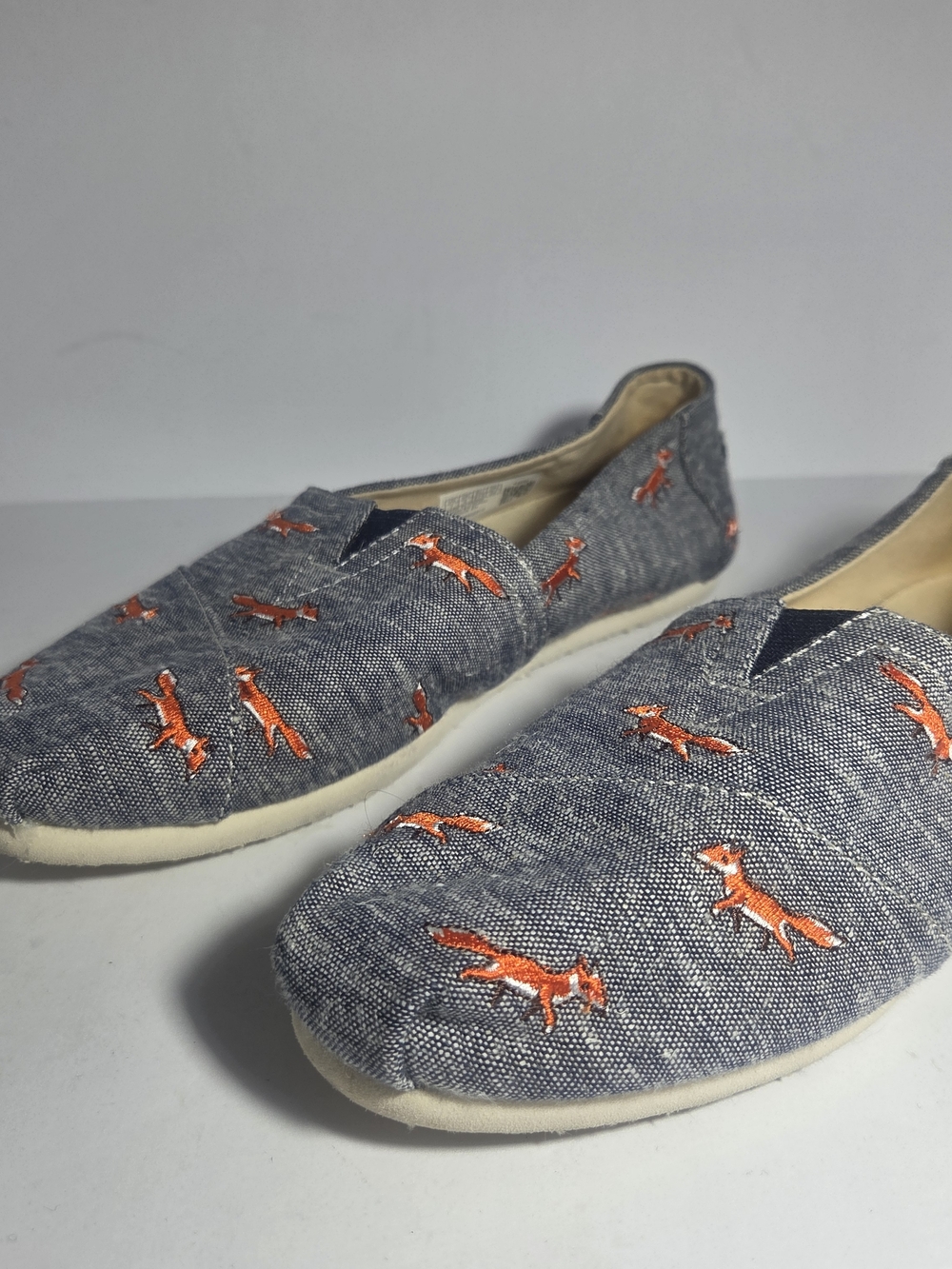 TOMS Women's Alpargata Slip Ons Size 7 Blue Chambray Embroidered Orange Fox